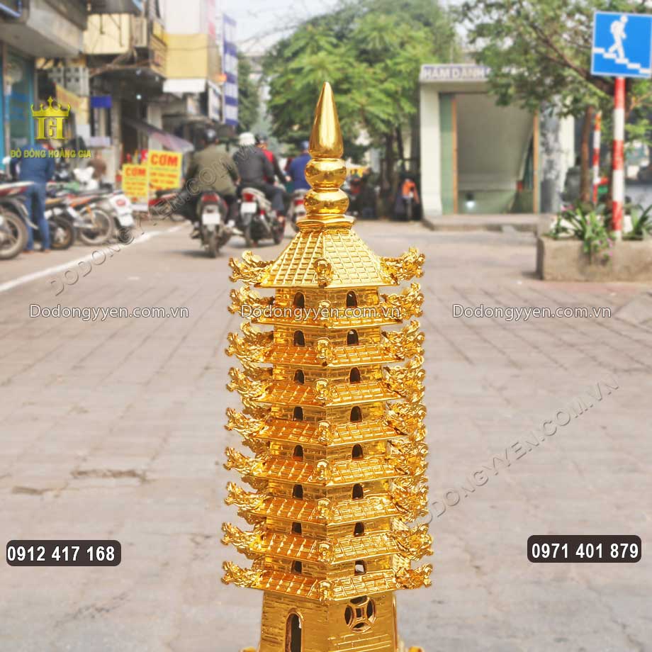 Đỉnh th&aacute;p l&agrave; một khối h&igrave;nh hồ l&ocirc;